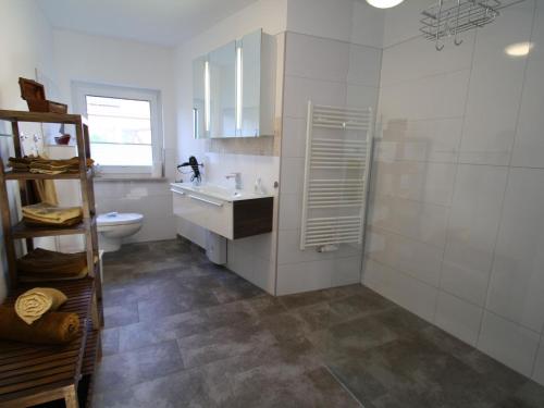 Zarchlincharming apartment with fireplace的白色的浴室设有水槽和卫生间。