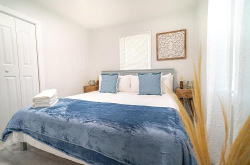 坦帕Homey Cozy Newly Renovated Stylish&chic 7 Guests的一间卧室配有蓝色和白色床单