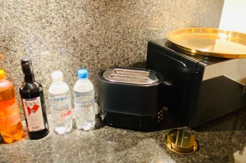 洛迦诺GIOIA@HOME的黑烤面包机和柜台上的2瓶水