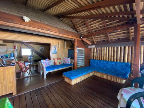 HauruBeach de rêve de moorea的客厅设有蓝色的沙发和木地板