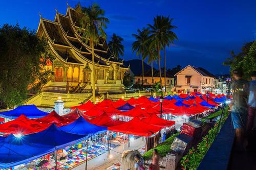 琅勃拉邦Mekong Chidlatda Villa的一群红色和蓝色的伞在建筑前