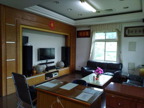 梅山乡茗樟居民宿的客厅配有沙发和桌子