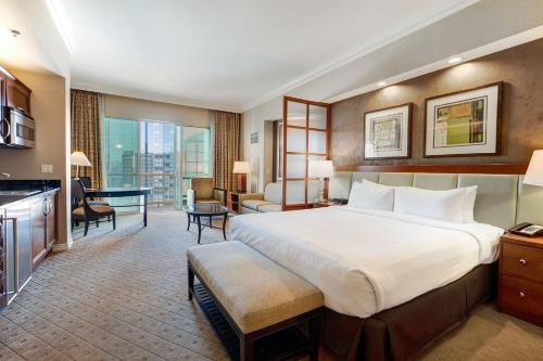 拉斯维加斯Balcony Suite Strip View的酒店客房设有一张大床和一张书桌。