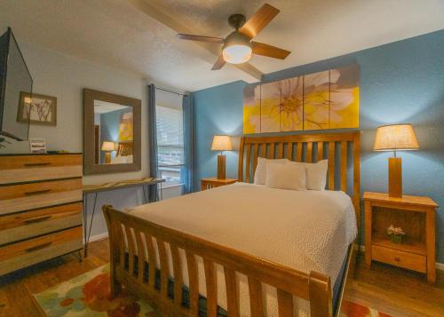 新港英巴卡迪诺度假村的一间卧室配有一张床和吊扇