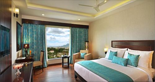 蒂鲁帕蒂Fortune Select Grand Ridge, Tirupati - Member ITC's Hotel Group的一间卧室设有一张床和一个大窗户