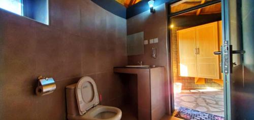 Pakwach EastGipir and Labongo Safari Lodge Ltd的浴室配有卫生间、盥洗盆和淋浴。