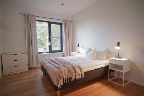 Maasika Villa的一间卧室设有一张大床和一个窗户。