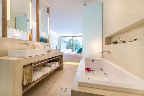 基普塞利Tsamis Zante Suites的浴室配有两个盥洗盆和浴缸。