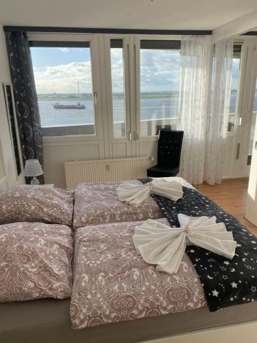 不来梅港Ferienwohnung Weserblick Hundertwasser的一间卧室配有两张带弓的床铺