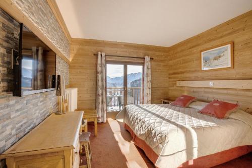 拉普德兹卡斯蒂兰酒店的一间卧室配有一张床、一张书桌和一个窗户。