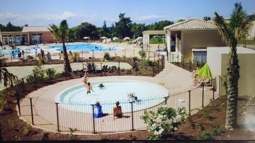 奥比尼昂maison village vacances demeures du Ventoux的一群人在度假村的游泳池里