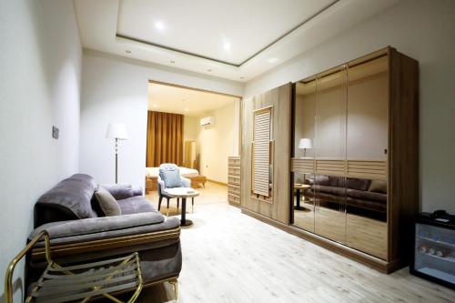 巴格达Al Yarmouk International Hotel的带沙发的客厅和卧室