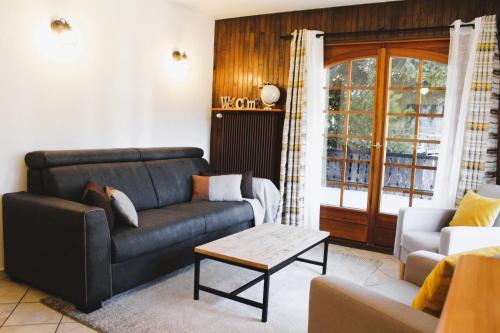 莱热Appartement Helios的客厅配有沙发和桌子