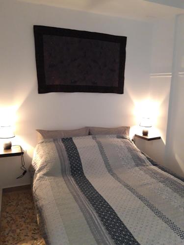 波多河丽Angelique Όμορφο διαμέρισμα στο Porto Heli的一间卧室配有一张床,两台桌子上放着两盏灯