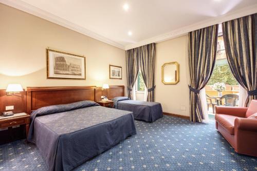 罗马阿托黎斯酒店的酒店客房,设有两张床和一张沙发