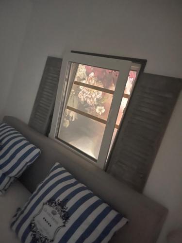 特格尔恩海姆GreenLeaf Walhalla-Apartment - Highspeed WLAN - Netflix - Südbalkon的配有床和枕头的窗户