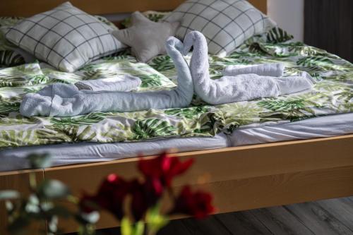 捷克布杰约维采阿特列尔兰那酒店的两只毛巾天鹅躺在床上