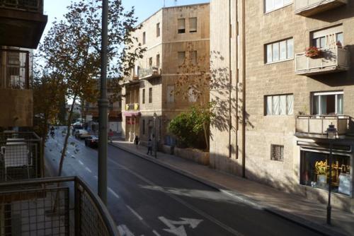 耶路撒冷西格尔耶路撒冷公寓的享有城市街道和建筑的景色