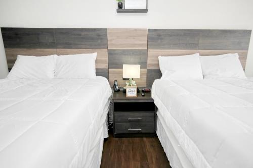 默特尔比奇Landmark Resort 1208的两张床位于一间房间,中间设有床头柜