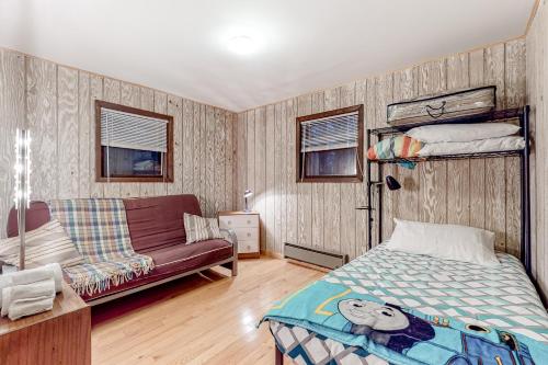 莱克哈莫尼Lake Harmony - Pineknoll Drive Retreat的一间卧室配有双层床和沙发