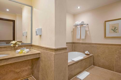 考拉亚湾贾兹拉玛雅度假村的带浴缸、水槽和镜子的浴室