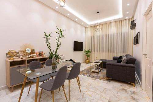 DerrouaAirport Apartment Suite Casablanca FREE WIFI Modern Confort Calme的客厅配有桌椅和沙发