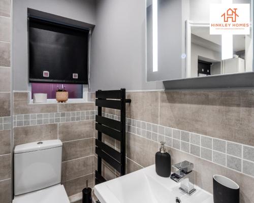 利物浦2 Bedroom House Liverpool- Large & Cosy- Sleeps 5 By Hinkley Homes Short Lets & Serviced Accommodation的一间带卫生间、水槽和镜子的浴室