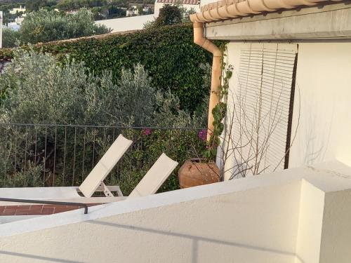 卡达克斯Casa Margot2的阳台上配有两把白色椅子