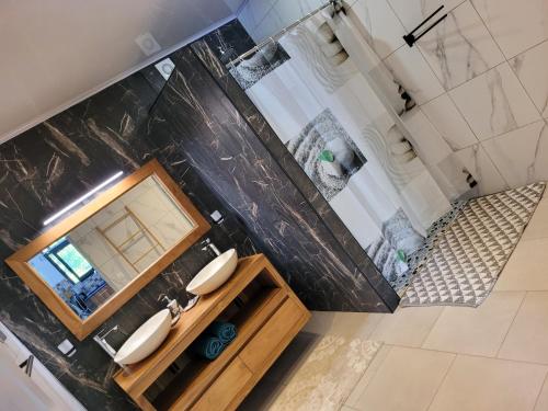 萨拉济Le Refuge d'Heva的享有带两个盥洗盆和镜子的浴室的顶部景致