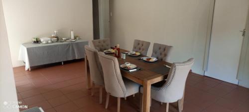 理查兹湾Nqabanqaba的餐桌、椅子和餐桌,上面有食物
