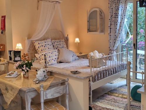 盖奥斯毅雅诺斯公寓的一间卧室配有一张床、一张桌子和一张桌子。