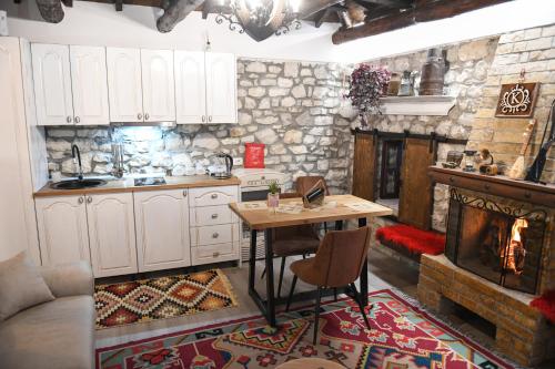 培拉特Villa Kokoshi, an extraordinary experience.的厨房配有桌子和壁炉