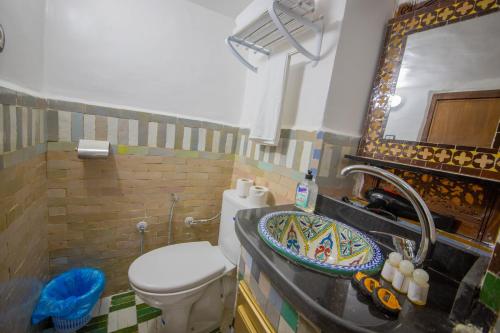 非斯Riad Fes Elite的一间带水槽、卫生间和镜子的浴室