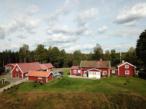 霍克Smålandstorpet的享有农场的空中景色,设有红色房屋