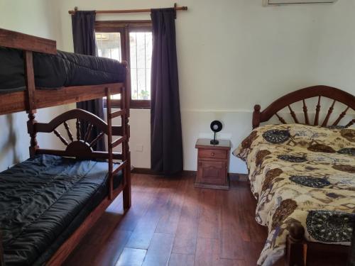 萨尔塔Hostal las Rosas的一间卧室设有两张双层床和一扇窗户。