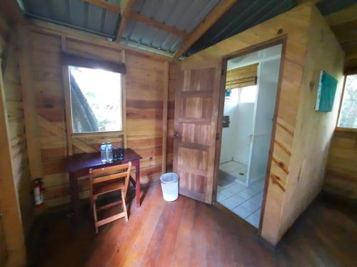 格拉纳达蒙巴卡山林小屋的小屋内景,设有书桌和浴室