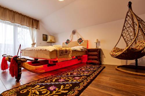 上维谢乌Gradina Lu' Ion - Adults Only的一间卧室配有一张床和秋千