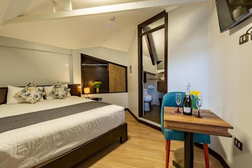 库斯科Tikala Cusco Boutique Hotel的一间卧室配有一张床和一张带镜子的桌子