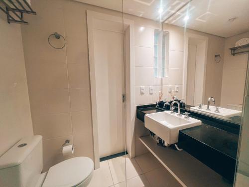 库里提巴Apto conforto extremo no melhor do Centro de CWB的浴室配有白色卫生间和盥洗盆。