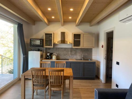 奥梅尼亚Residence Belvedere & Private Beach的厨房配有桌椅和冰箱。