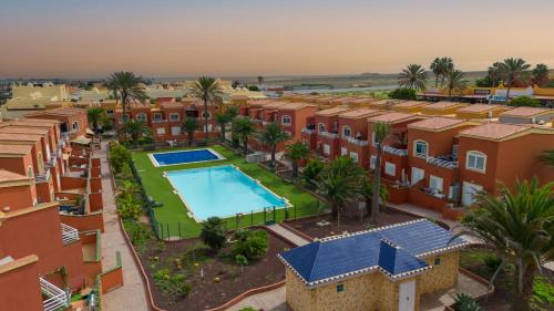 科拉雷侯Casa Sur的享有带游泳池的度假村的空中景致