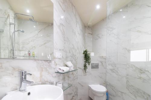 沃利迪耶Maison Simonetta的白色的浴室设有水槽和卫生间。