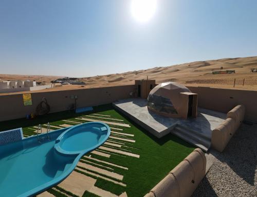 Al RakaSand House ساند هاوس的沙漠中带游泳池的度假胜地