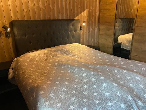 尤坎New apartment, Gausta in Rjukan. Ski in/ ski out的一间卧室配有一张带星空床罩的床