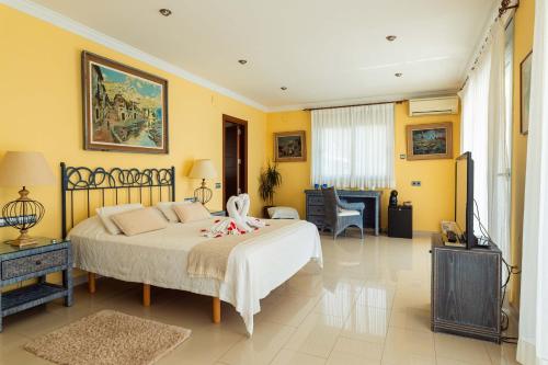 罗达德瓦拉HOTEL La Estrella del Mediterráneo的一间卧室设有一张床和一间客厅。