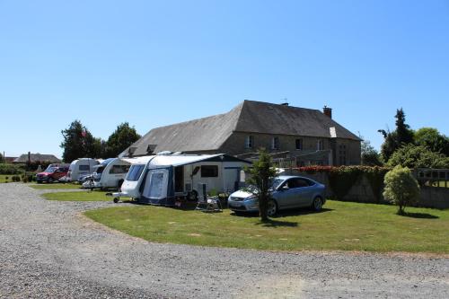 雷德斯Camping at Le Clos Castel的一排停在房子前面的车辆
