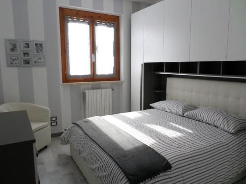 圣维托基耶蒂诺La Perla dei Trabocchi的一间卧室配有一张床、一张书桌和一个窗户。