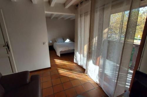 伊帕尼T1 Proche Annecy的带一张床和窗户的卧室