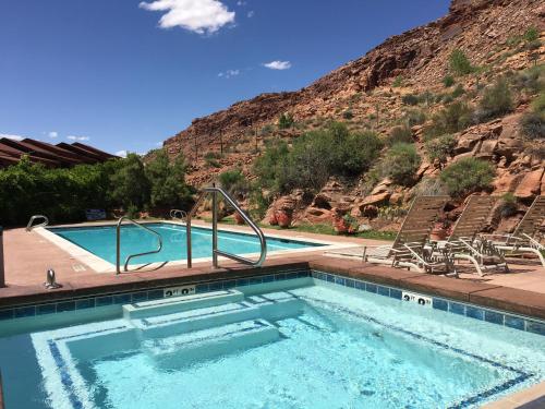 摩押Moab Springs Ranch的一座山地游泳池