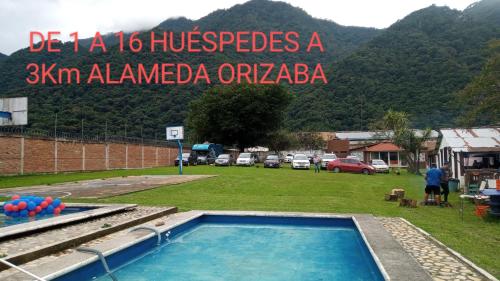 奥里萨巴Multialojamientos Pico de Orizaba的读到医院的标牌,距碱地一公里